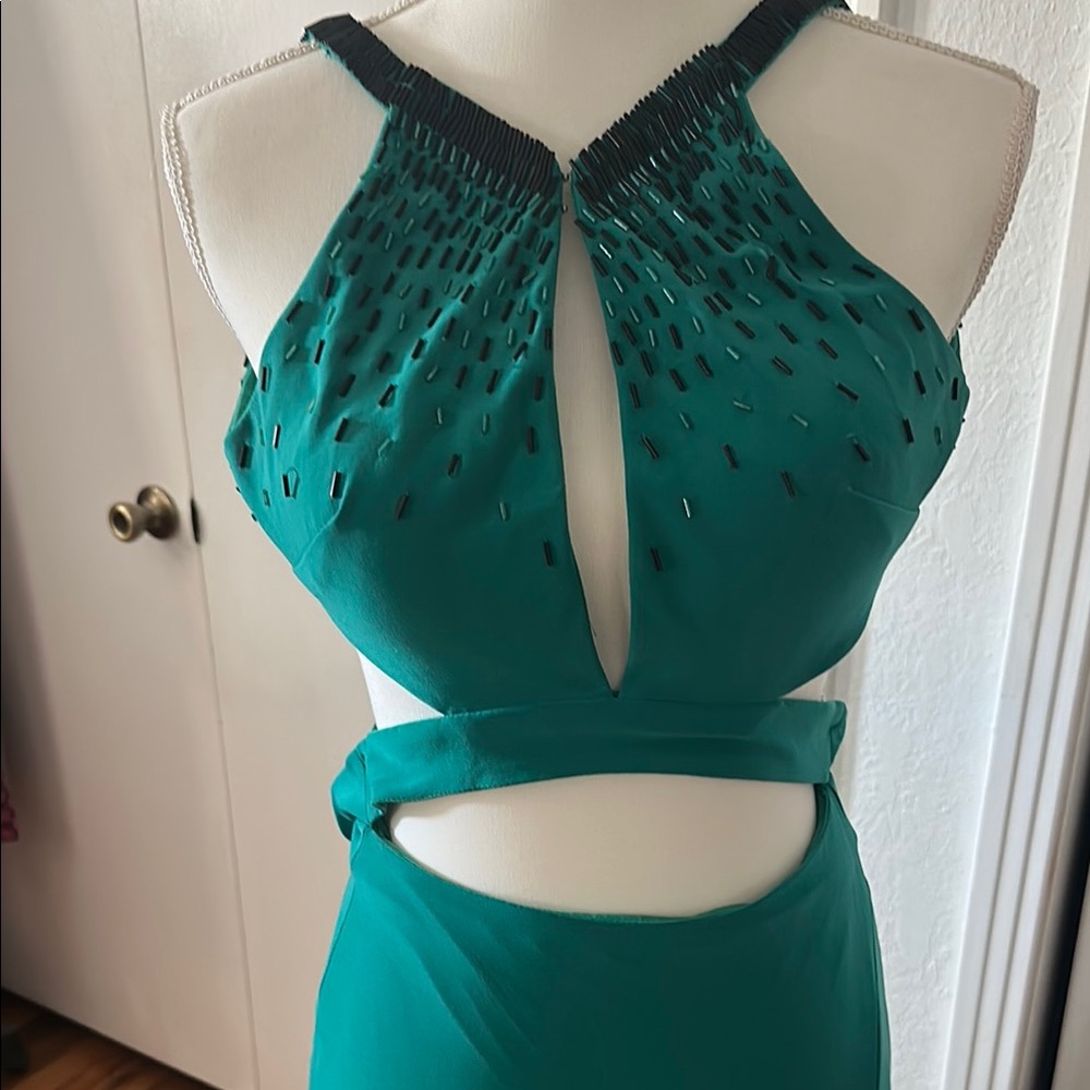 Elegant Green Evening Gown - Picture 2 of 13